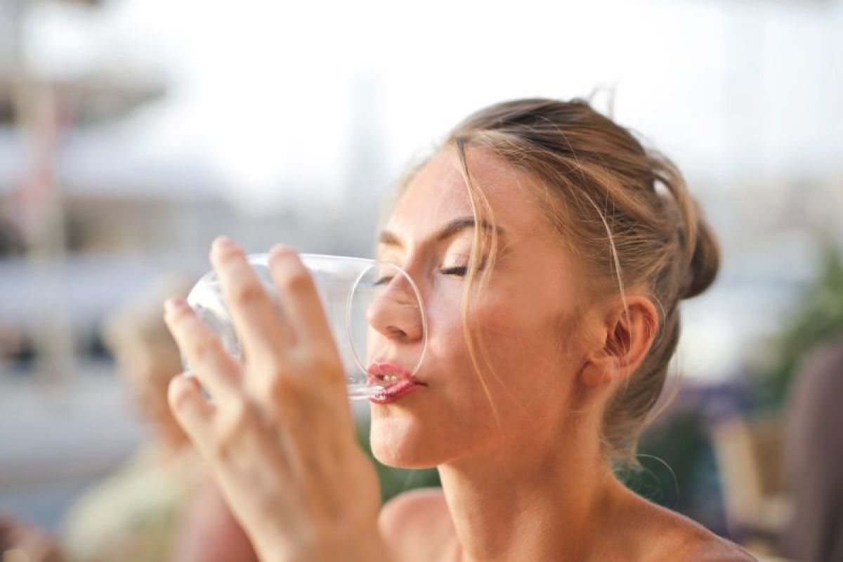 7 manfaat air putih bagi kesehatan tubuh