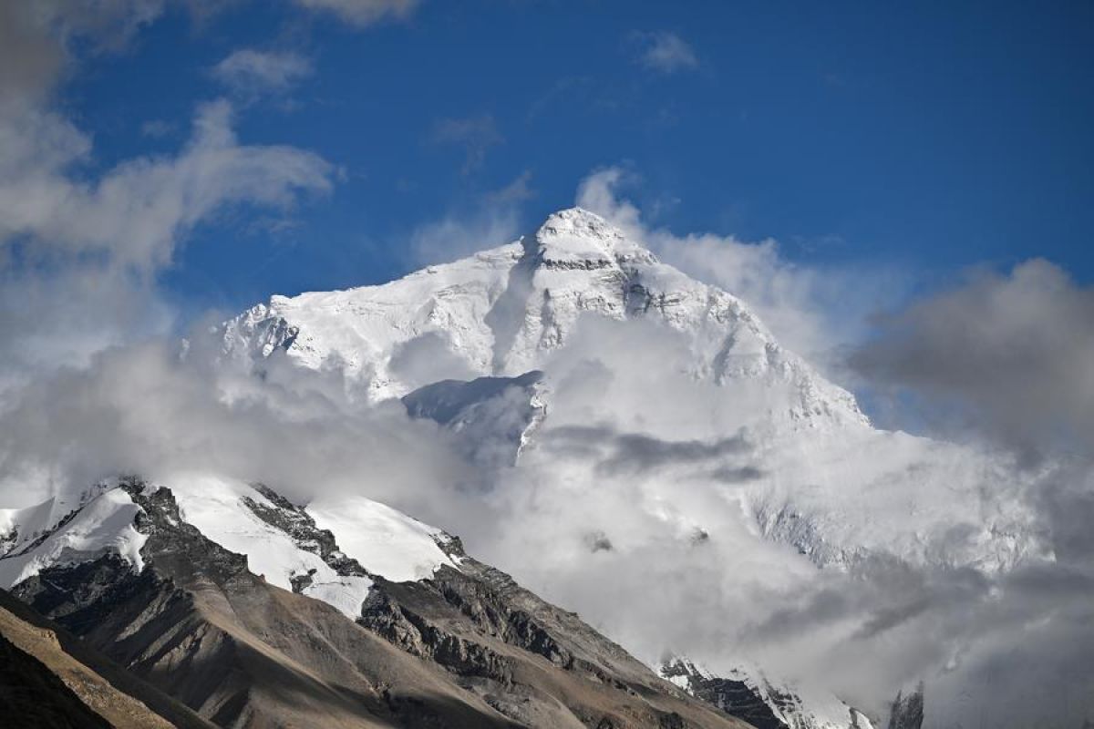 Kunjungan wisman ke Gunung Qomolangma naik dua kali lipat pada 2024